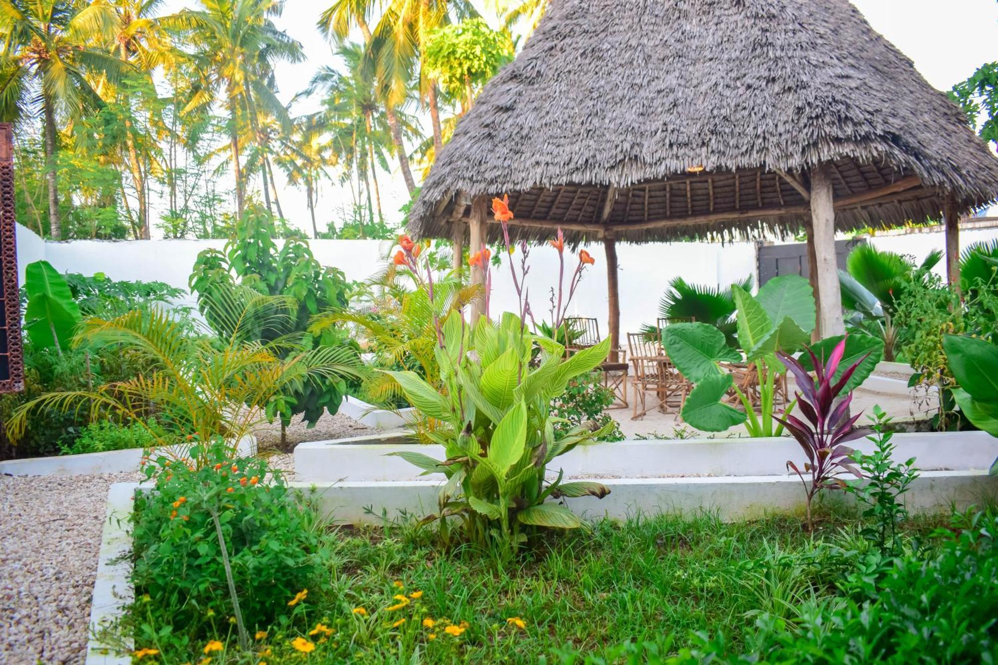 Uhuru House And Restaurant Nungwi Exteriör bild