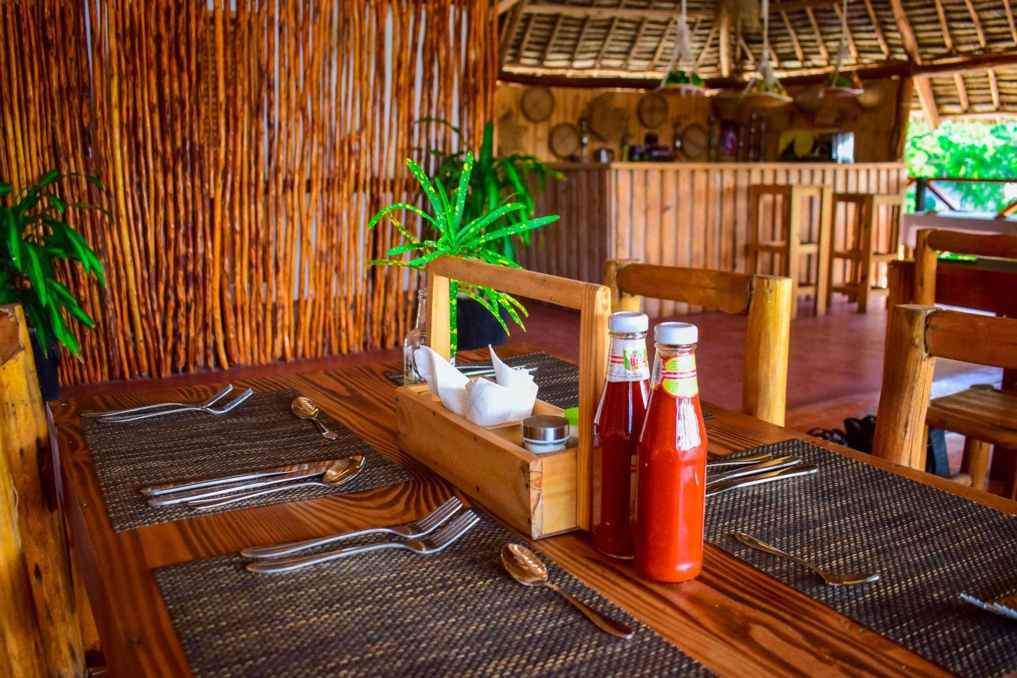 Uhuru House And Restaurant Nungwi Exteriör bild