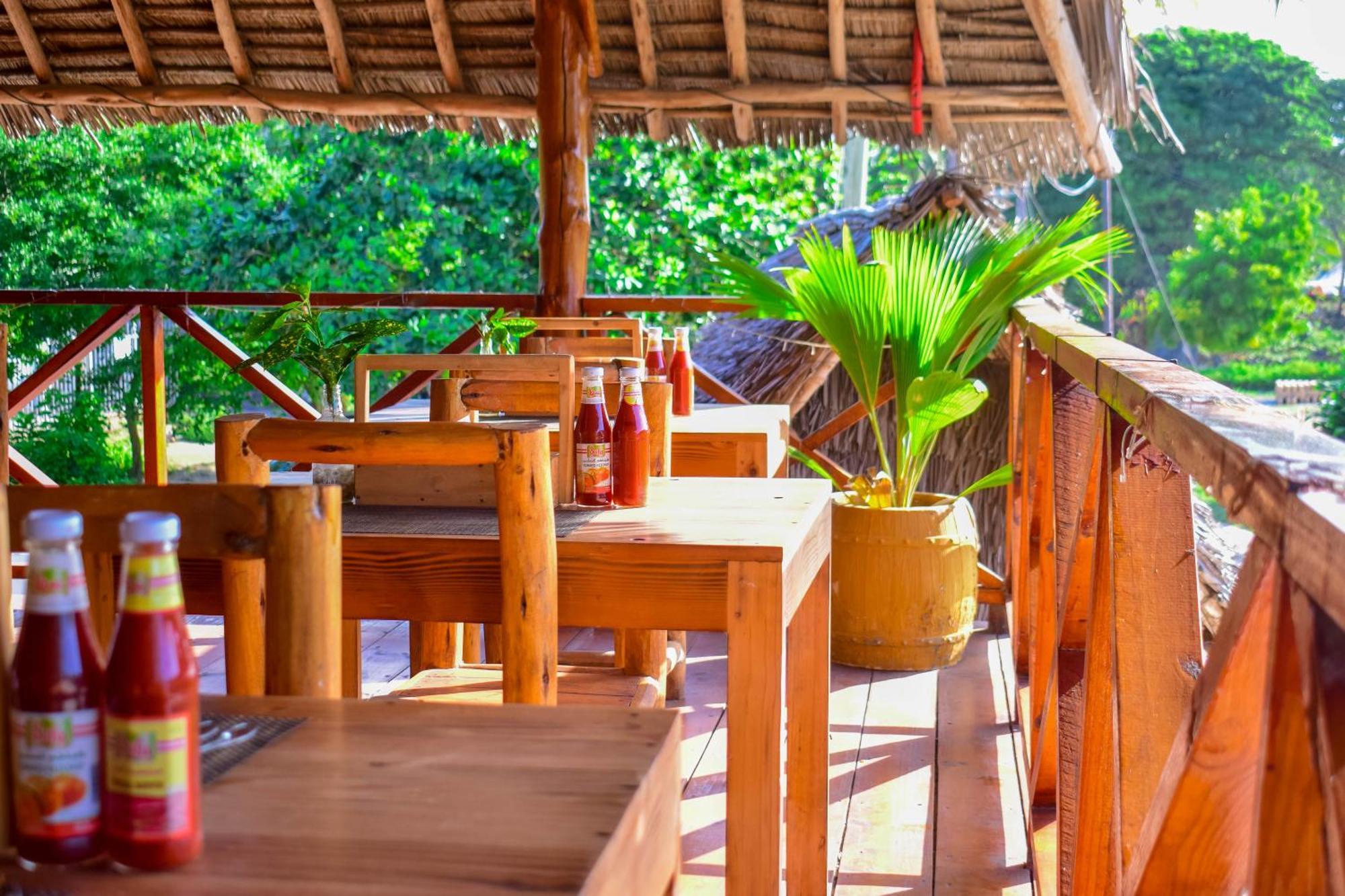 Uhuru House And Restaurant Nungwi Exteriör bild